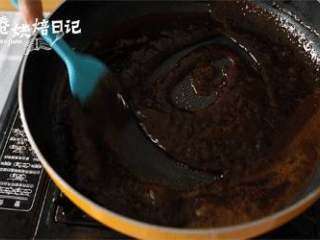 8、有一种关心，是我给你熬了秋梨膏,再把全部的汁倒入砂锅，大火煮开，小火熬制40分钟至一个小时至粘稠。过程中要经常搅拌，特别是最后十分钟一直搅拌。