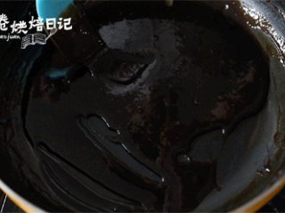 9、有一种关心，是我给你熬了秋梨膏,关火待秋梨膏温度不高时加入蜂蜜调匀即可。