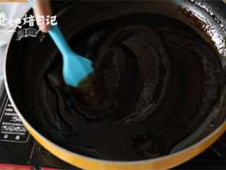 10、有一种关心，是我给你熬了秋梨膏,关火待秋梨膏温度不高时加入蜂蜜调匀即可。