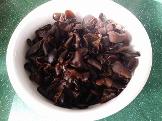 5、#菌类料理#木耳凉拌核桃仁,煮开后转发小火再煮10分钟左右用漏勺捞出