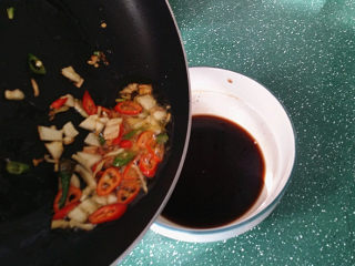 8、#菌类料理#木耳凉拌核桃仁,开中小火爆香后倒入调好的酱汁中