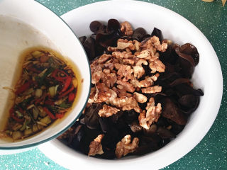 10、#菌类料理#木耳凉拌核桃仁,然后放在木耳上面、再倒入调好的酱汁