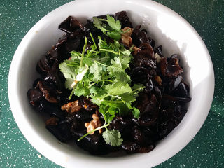 11、#菌类料理#木耳凉拌核桃仁,最后再撒些香菜