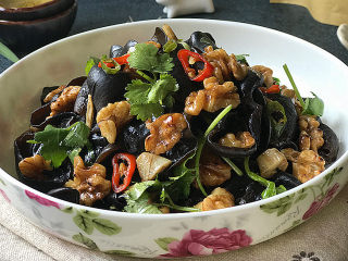 13、#菌类料理#木耳凉拌核桃仁,装盘上桌