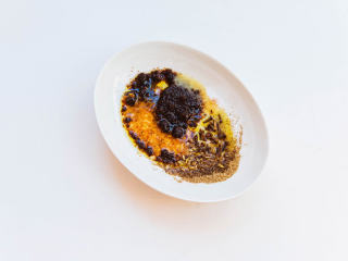 3、巴黎柑橘烤鸡,取一口大碗放入：红糖、桂花蜜、橄榄油、丁香、茴香籽、黑胡椒、盐