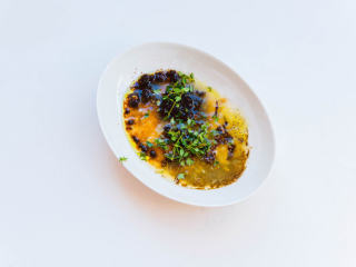 5、巴黎柑橘烤鸡,加入1/2鲜百里香叶，拌匀后酱汁制作完成