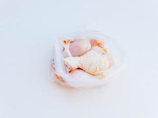 6、巴黎柑橘烤鸡,取保鲜袋一个用来腌制鸡腿，将擦干水的鸡腿放入保鲜袋中