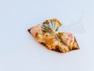 8、巴黎柑橘烤鸡,挤出空气后扎紧口，再套一层保鲜袋防止破裂后酱汁泼洒...放入冰箱冷藏隔夜（过程中不时的翻动保鲜袋使鸡肉腌制入味更均匀）