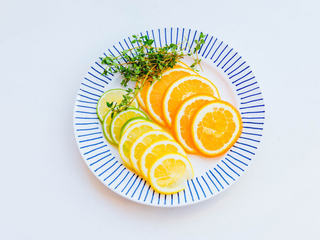 9、巴黎柑橘烤鸡,次日将剩余的橙子、青柠檬、黄柠檬切片，百里香备用