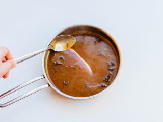 12、巴黎柑橘烤鸡,酱汁在锅中用小火加热，直至如图略微浓稠状，勺子划过会留下清晰的痕迹时关火（注意煮酱汁的过程中，烤盘放入关闭的烤箱中保温）