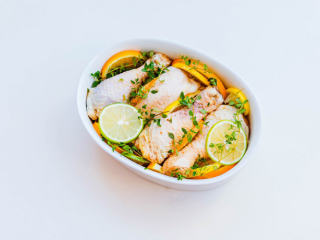 10、巴黎柑橘烤鸡,将鸡腿与柑橘、百里香摆入烤盘中（酱汁待用不倒入烤盘）放入提前预热好的烤箱中200度 中下层 20分钟