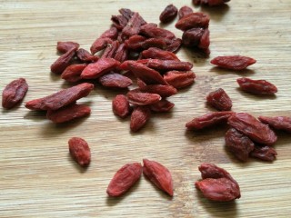 6、＃一碗汤＃薏仁桃胶白果汤,枸杞具有护眼明目、补血、降三高、抗衰老的食疗效果