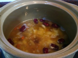 14、＃一碗汤＃薏仁桃胶白果汤,剩余的材料也全部加入，大火煮开后关小火，熬到薏仁熟了即可，起锅前加入冰糖就可以食用了