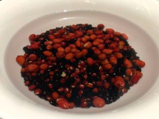 3、补血养颜粥,把黑米、黑豆、红豆、红皮花生米清洗干净放入碗里，倒入适量清水，浸泡6个小时以上，我浸泡了一个晚上。