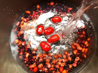 6、补血养颜粥,倒入适量水，水量为食材的10倍，大火把水煮开，转小火熬一个小时。（熬粥的时候记得隔10分钟搅拌一下，以免糊锅）