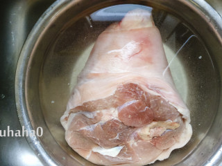 1、东坡肘子,猪肘子一个,化冻后放清水里浸泡2个小时左右,去掉血水