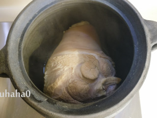 4、东坡肘子,另起一砂锅,放入卯水后的肘子,砂锅或其他的锅一定要够大