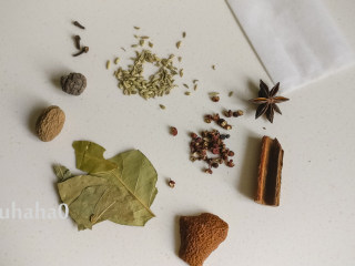 5、东坡肘子,准备香料:八角、桂皮、花椒、丁香、茴香、草蔻、肉蔻、香叶、陈皮,同时准备一个茶包用来装香料