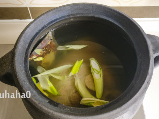7、东坡肘子,放入温水没过猪肘子