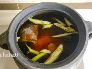 8、东坡肘子,放入适量的料酒、老抽,开中火烧开