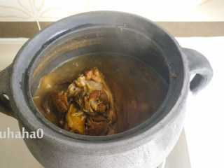 10、东坡肘子,2个半小时后,砂锅中的水消耗掉一部分,看水位差不多消耗掉1/3,此时可以关火