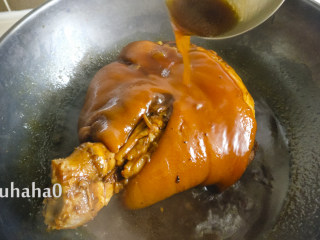 12、东坡肘子,小心放入肘子慢炖入味,锅中的汤汁用饭勺不停的浇在肘子上
