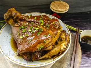 13、东坡肘子,汤汁开始变浓稠的时候,小心的将肘子装盘中,此时的肘子已经非常软烂,动作幅度大一点的话担心会脱骨