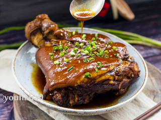 15、东坡肘子,将汤汁浇在肘子上即可,再撒一点葱花和白芝麻即可