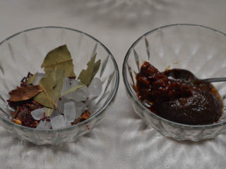 4、沙茶酱炖牛肉，牛肉米粉，两吃才更美,准备酱料和香料。