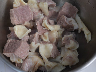 7、沙茶酱炖牛肉，牛肉米粉，两吃才更美,焯水后清洗干净。