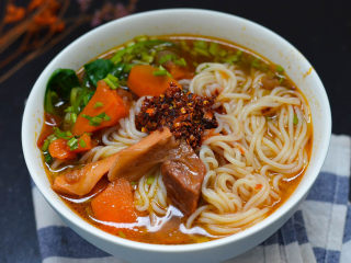 17、沙茶酱炖牛肉，牛肉米粉，两吃才更美,煮好的米粉捞入碗中，浇上牛肉，放上辣椒，开吃吧。