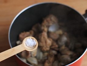 9、排骨蛤蜊,尝下味道,看看是否需要加盐;