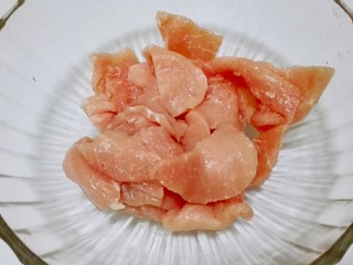 1、臀尖肉片冬瓜汤,猪坐臀肉切片盛碗里