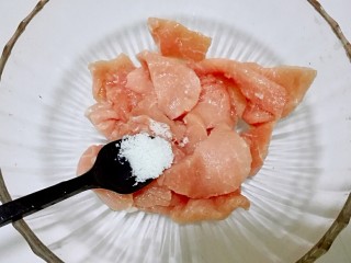 2、臀尖肉片冬瓜汤,放半小勺盐