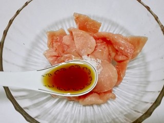 3、臀尖肉片冬瓜汤,两大勺料酒。用筷子搅拌均匀
