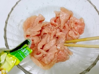 5、臀尖肉片冬瓜汤,放少许白胡椒粉搅拌均匀，入冰箱冷藏腌制十五分钟