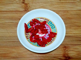 6、臀尖肉片冬瓜汤,枸杞洗干净盛盘备用