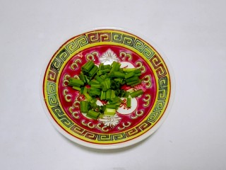 7、臀尖肉片冬瓜汤,香葱洗净切葱花盛盘