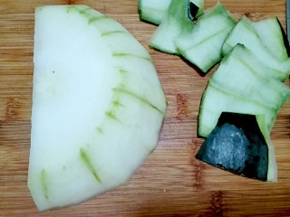 9、臀尖肉片冬瓜汤,洗净，切掉外皮，去掉瓜瓤
