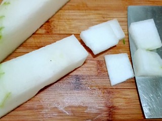 10、臀尖肉片冬瓜汤,切成条，再切成片如图