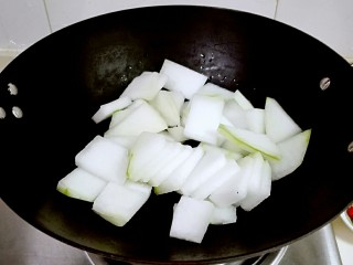 11、臀尖肉片冬瓜汤,冬瓜，姜片放进锅里放水