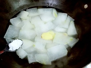 12、臀尖肉片冬瓜汤,大火烧开，调小火焖三分钟，看冬瓜变透明了，放一小勺盐搅匀，捞出冬瓜放碗里