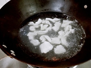 13、臀尖肉片冬瓜汤,锅里留汤，放肉片下锅，烧到肉片发白立即关火，撇去浮沫