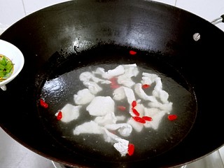 16、臀尖肉片冬瓜汤,撒葱花