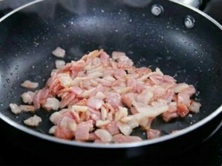 1、培根芝士云朵蛋,培根及葱炒香与芝士混合