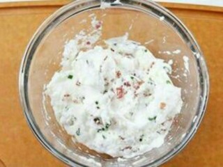 2、培根芝士云朵蛋,将配料轻轻搅拌入蛋清中，