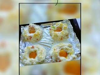 4、培根芝士云朵蛋,将蛋黄打入洞洞中，并撒上盐与黑胡椒，再入烤箱至蛋黄烤熟即可