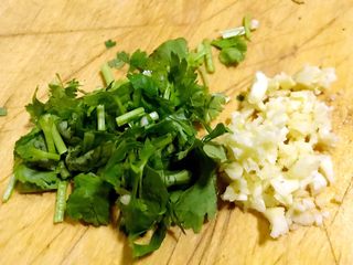 2、凉拌麻辣土豆丝,蒜切小粒香菜切成小段