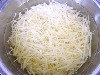 3、凉拌麻辣土豆丝,土豆切成细丝放入冷水中浸泡一会儿去除淀粉