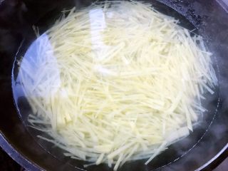 4、凉拌麻辣土豆丝,锅中烧开水将土豆丝放入焯水时间不要过长影响口感